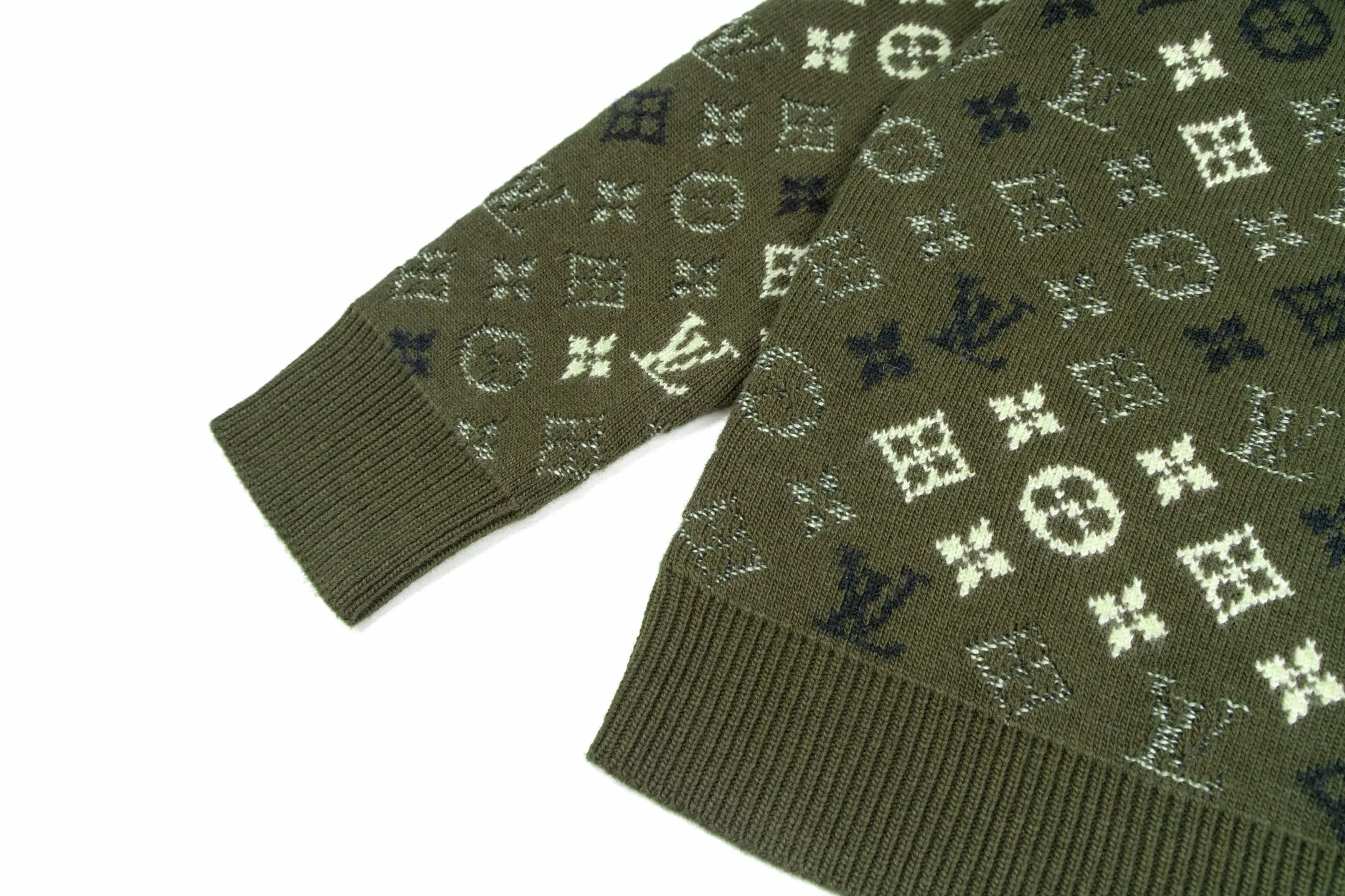 🅿️560 1v 26SS all-over green camouflage jacquard crew neck sweater. The original version was purchased and developed for 16,360 yuan. The fabric is made of high-quality wool blended fabric, which is soft to the touch and has excellent warmth retention. The overall design adopts a round neck, and the collar, cuffs and hem are all ribbed, with moderate elasticity, comfortable to wear and not easy to deform. The main part uses jacquard technology, and the pattern is composed of the brand's iconic letters and geometric figures. The colors are distinct and the three-dimensional effect is strong. Multi-colored yarns are interwoven during the jacquard process to ensure clear patterns and long-lasting washability. The knitting density is uniform and the number of stitches per inch is precisely controlled to ensure the stiffness and breathability of the clothing. The splicing of the shoulders and sleeves adopts seamless technology, with smooth and natural lines without excess threads. The overall workmanship is fine, and every stitch is even and neat, reflecting the high-quality production process. The overall wiring is straight and delicate, the fabric is comfortable and soft, and the color is consistent without color difference. It can be matched with the same style to create a fashionable look and control various occasions. Customized accessories, complete with three standards, the same style for men and women. Size:S-M-L-XL